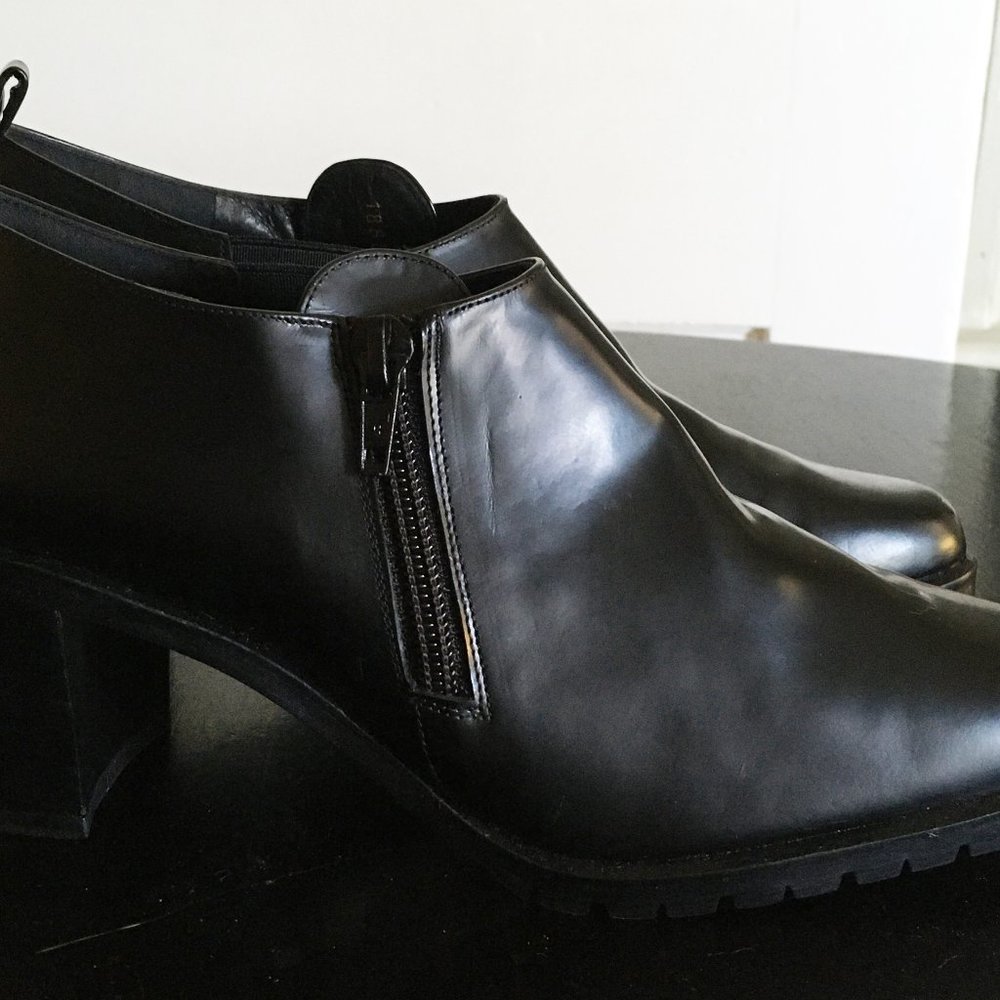 Donald J. Pliner Women's Bootie, Black, US8/UK7